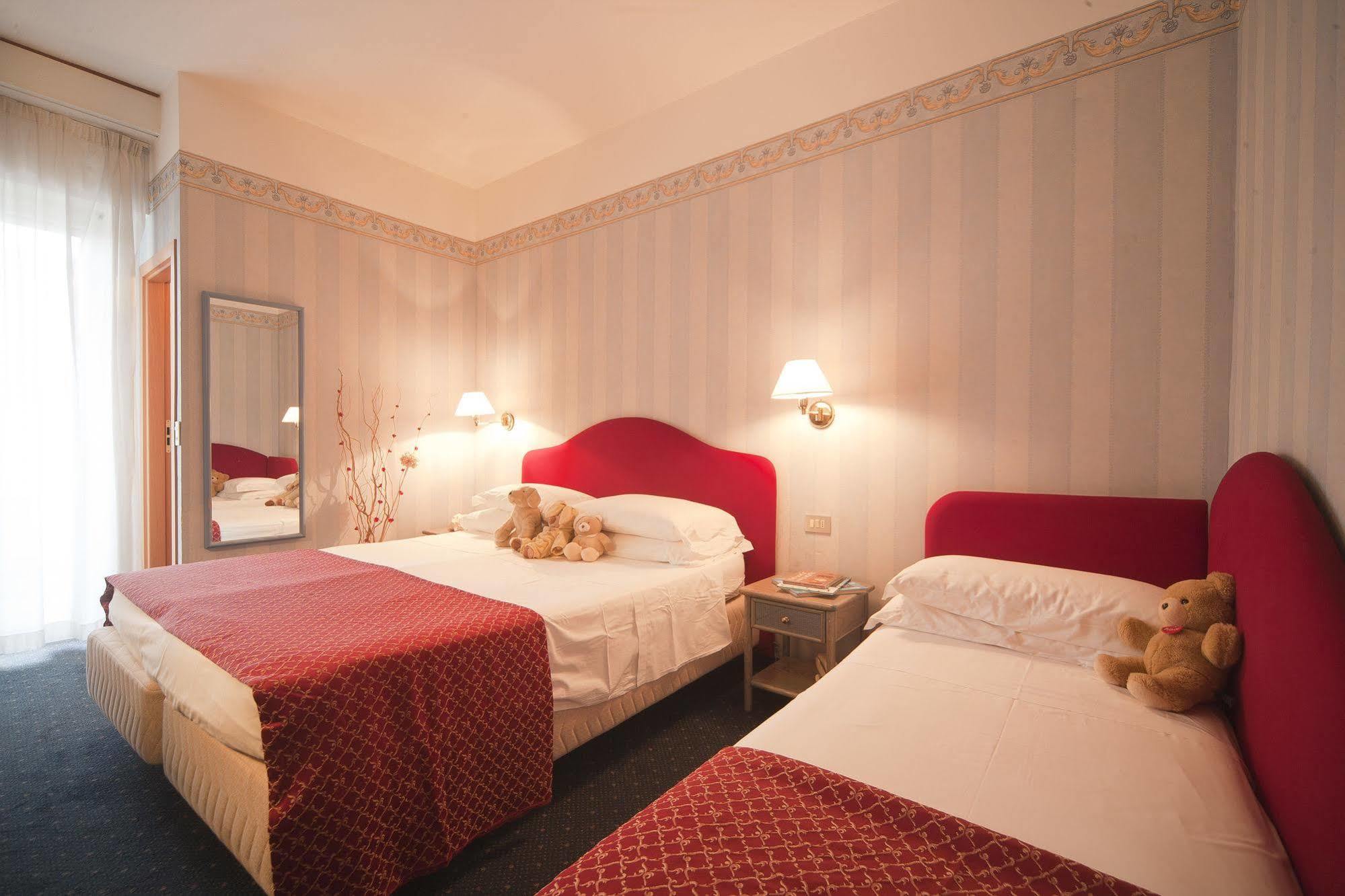 Hotel Adlon - Fronte Mare Риччоне Екстер'єр фото